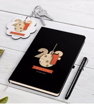 BK Gift Kişiye Özel 2024 Mutlu Yıllar Siyah Defter Kalem ve Anahtarlık Hediye Seti-3 (Model 1)