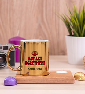 Adalet Öğretmeni Ahşap Altlıklı Mumlu Gold Kupa Bardak