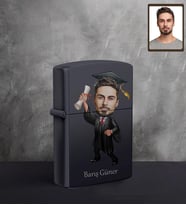 Kişiye Özel Mezuniyet Karikatürlü UV Baskılı Siyah Benzinli Çakmak Bay-3