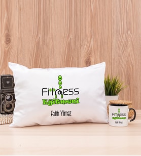 Fitness Eğitmeni Dikdörtgen Yastık ve Siyah Kupa Bardak