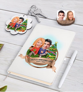 BK Gift Kişiye Özel Yılın En Mükemmel Çifti Karikatürlü Beyaz Defter Kalem ve Anahtarlık Hediye Seti-64 (Model 1)