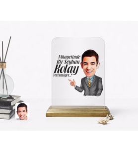 BK Gift Kişiye Özel Erkek Kolay Yetişmiyor Karikatürlü Ahşap Standlı Çerçeve-2 (Beyaz)