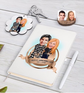 BK Gift Kişiye Özel Yılın En Mükemmel Çifti Karikatürlü Beyaz Defter Kalem ve Anahtarlık Hediye Seti-7 (Model 1)