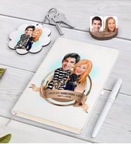 BK Gift Kişiye Özel Yılın En Mükemmel Çifti Karikatürlü Beyaz Defter Kalem ve Anahtarlık Hediye Seti-7 (Model 1)