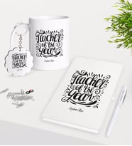 BK Gift Kişiye Özel Yılın Öğretmeni Kupa Anahtarlık Beyaz Defter Kalem Hediye Seti-1 (Model 1)