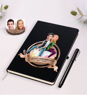 BK Gift Kişiye Özel Yılın En Mükemmel Çifti Karikatürlü Siyah Defter ve Kalem Hediye Seti-35