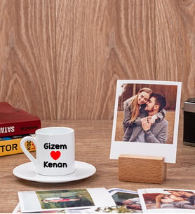 Sevgililere Özel İsim Yazılı Türk Kahvesi Fincanı ve Ahşap Standlı Polaroid Set