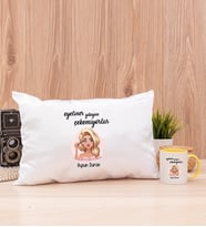 Eyeliner Gibiyim Çekemiyorlar Dikdörtgen Yastık ve Sarı Kupa Bardak