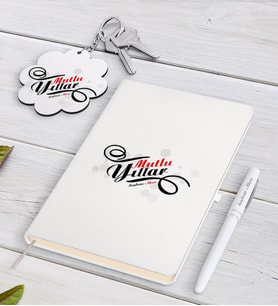 BK Gift Kişiye Özel Yılbaşı Mutlu Yıllar Beyaz Defter Kalem ve Anahtarlık Hediye Seti-6 (Model 1)