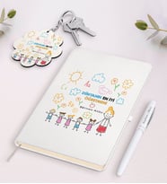 BK Gift Kişiye Özel Dünyanın En İyi Öğretmeni Beyaz Defter Kalem Ve Anahtarlık Hediye Seti-25 (Model 1)