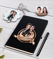 BK Gift Kişiye Özel Yılın En Mükemmel Çifti Karikatürlü Siyah Defter Kalem ve Anahtarlık Hediye Seti-6 (Model 1)