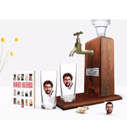 BK Gift Kişiye Özel Renkli Baskılı Erkek Yüz Karikatürlü İkili Rakı Bardağı Ahşap Rakı Standı ve Cep Kitabı Hediye Seti-1 (Model 1)