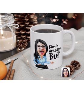 BK Gift Kişiye Özel Kadın Kimin Arkadaşı Bu Karikatürlü Beyaz Kupa Bardak-1