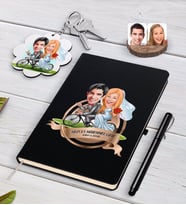 BK Gift Kişiye Özel Yılın En Mükemmel Çifti Karikatürlü Siyah Defter Kalem ve Anahtarlık Hediye Seti-68 (Model 1)