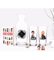 BK Gift Kişiye Özel Renkli Baskılı Erkek ve Kadın Karikatürlü İkili Rakı Bardağı Karaf ve Cep Kitabı Hediye Seti-7 (Model 1)