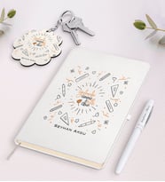 BK Gift Kişiye Özel Öğretmenler Gününüz Kutlu Olsun Beyaz Defter Kalem ve Anahtarlık Hediye Seti-1 (Model 1)