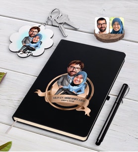 BK Gift Kişiye Özel Yılın En Mükemmel Çifti Karikatürlü Siyah Defter Kalem ve Anahtarlık Hediye Seti-59 (Model 1)