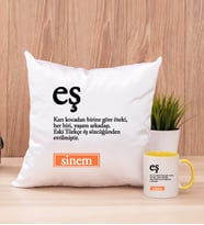 Eş Kelime Anlamı Kare Yastık ve Sarı Kupa Bardak