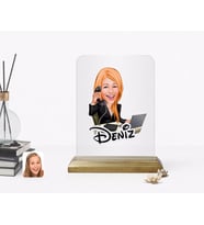 BK Gift Kişiye Özel Kadın Asistan Karikatürlü Ahşap Standlı Çerçeve (Beyaz)