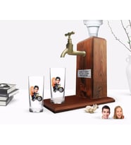 BK Gift Kişiye Özel Renkli Baskılı Sevgililer Karikatürlü İkili Rakı Bardağı ve Ahşap Rakı Standı Hediye Seti-17 (Model 1)