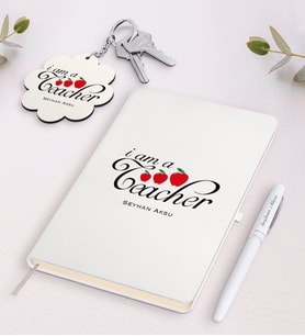 BK Gift Kişiye Özel Sınıf Öğretmeni Beyaz Defter Kalem ve Anahtarlık Hediye Seti-6 (Model 1)