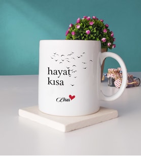 Hayat Kısa Tasarımlı Kişiye Özel Hediye Hayat Kısa Kupa Bardak ve Taş Bardak Altlığı Hediye Seti