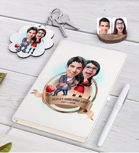 BK Gift Kişiye Özel Yılın En Mükemmel Çifti Karikatürlü Beyaz Defter Kalem ve Anahtarlık Hediye Seti-1 (Model 1)