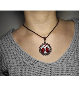 Aşık Uğur Böcekleri Işlemeli Kanaviçe Kolye (Bakır)