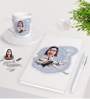 BK Gift Kişiye Özel Bayan Kaptan Pilot Karikatürlü Beyaz Defter Kalem Türk Kahvesi Fincanı Seti (Model 1)