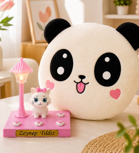 Kişiye Özel İsimli Sevimli Kedi Biblolu Masa Lambası & Panda Polar Yastık