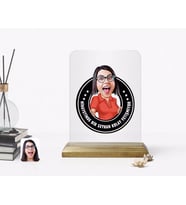 BK Gift Kişiye Özel Kadın Kolay Yetişmiyor Karikatürlü Ahşap Standlı Çerçeve-3 (Beyaz)