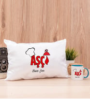 Aşçı Dikdörtgen Yastık ve Mavi Kupa Bardak