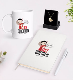 BK Gift Kişiye Özel Çince Öğretmeni Beyaz Kupa Defter Kalem ve İsimli Papatya Kolye Hediye Seti (Model 1)