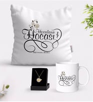 BK Gift Kişiye Özel Hocaların Hocası Beyaz Kupa Yastık ve İsimli Papatya Kolye Hediye Seti-3 (Model 1)