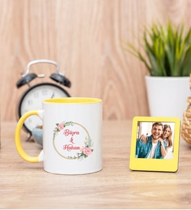 İki İsimli Çiftere Özel Sarı Kupa Bardak ve Sarı Mini Fotoğraf Çerçevesi