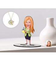 BK Gift Kişiye Özel Kadın Asistan Karikatürlü 3D Ahşap Biblo ve İsimli Tarihli Papatya Kolye Seti-2 (Model 1)