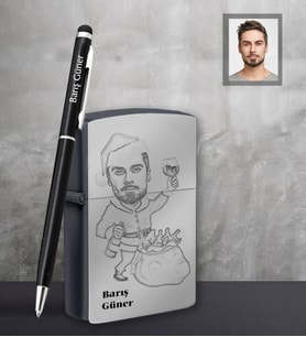 Kişiye Özel Yılbaşı Erkek Karikatürlü Siyah Çakmak Kalem Hediye Seti Model-6 (Model 1)
