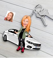 BK Gift Kişiye Özel Bayan FIAT Egea Figürlü Plakalı Ahşap Karikatür Anahtarlık-3 (Beyaz)