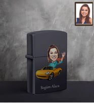 Kişiye Özel Sürücü Karikatürlü UV Baskılı Siyah Benzinli Çakmak Bayan-1