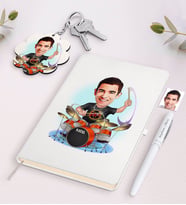 BK Gift Kişiye Özel Erkek Baterist Karikatürlü Beyaz Defter Kalem ve Anahtarlık Hediye Seti (Model 1)