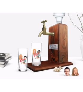BK Gift Kişiye Özel Renkli Baskılı Sevgililer Karikatürlü İkili Rakı Bardağı ve Ahşap Rakı Standı Hediye Seti-19 (Model 1)