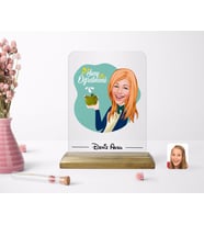 BK Gift Kişiye Özel Kadın Sınıf Öğretmeni Karikatürlü Ahşap Standlı Çerçeve-1 (Beyaz)