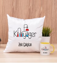 Kimyager Kare Yastık ve Sarı Kupa Bardak