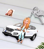 BK Gift Kişiye Özel Bayan Hyundai Tucson Figürlü Plakalı Ahşap Karikatür Anahtarlık-1 (Beyaz)