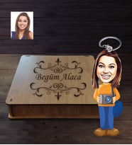 Kişiye Özel Fotoğrafçı Karikatürlü Ahşap Anahtarlık Kutulu Bayan-1