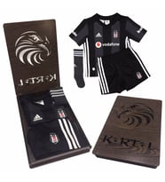 Beşiktaş Çocuk Forma Seti 18-19 Sezonu Hediyelik Ahşap Kutulu (Siyah - Beyaz)
