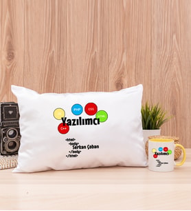 Yazılımcı Dikdörtgen Yastık ve Sarı Kupa Bardak