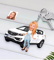 BK Gift Kişiye Özel Bayan Kia Sportage Figürlü Plakalı Ahşap Karikatür Anahtarlık-2 (Beyaz)