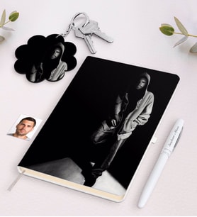 BK Gift Kişiye Özel Erkek İllüstrasyon Tasarımlı Beyaz Defter Kalem ve Anahtarlık Hediye Seti (Model 1)