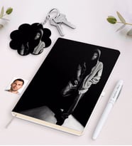 BK Gift Kişiye Özel Erkek İllüstrasyon Tasarımlı Beyaz Defter Kalem ve Anahtarlık Hediye Seti (Model 1)